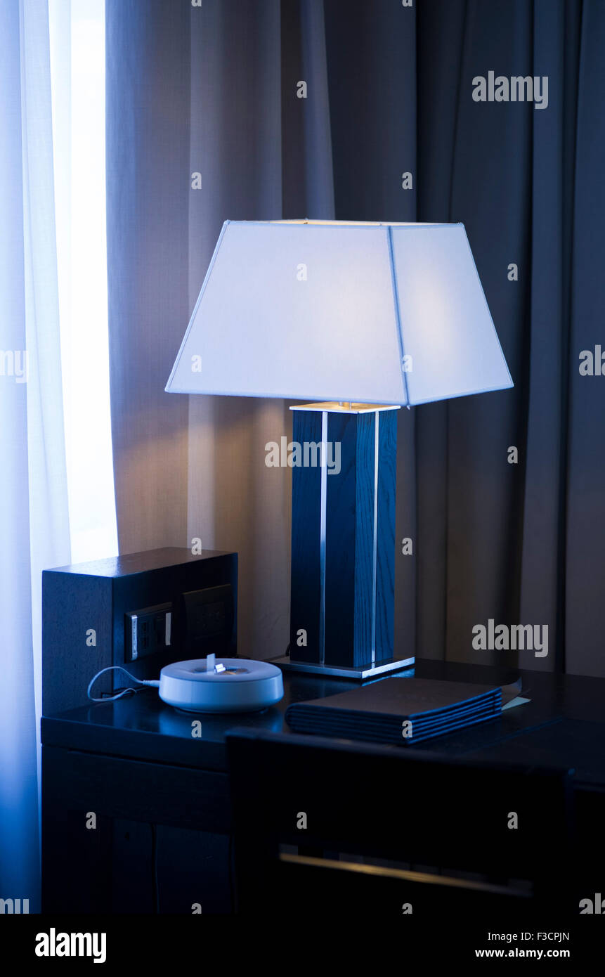 Lámpara de escritorio en la habitación del hotel Foto de stock