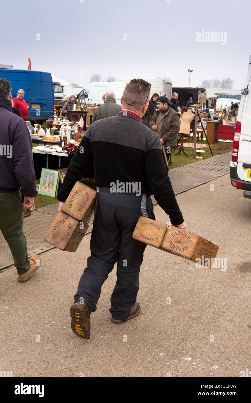 Reino Unido, Inglaterra Lincolnshire, Lincoln, Feria de Antigüedades, el hombre lleva la reproducción cajas de madera Foto de stock