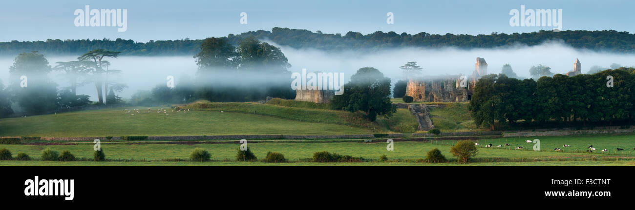 Antiguo castillo de Sherborne en la neblina al amanecer, Dorset, Inglaterra Foto de stock