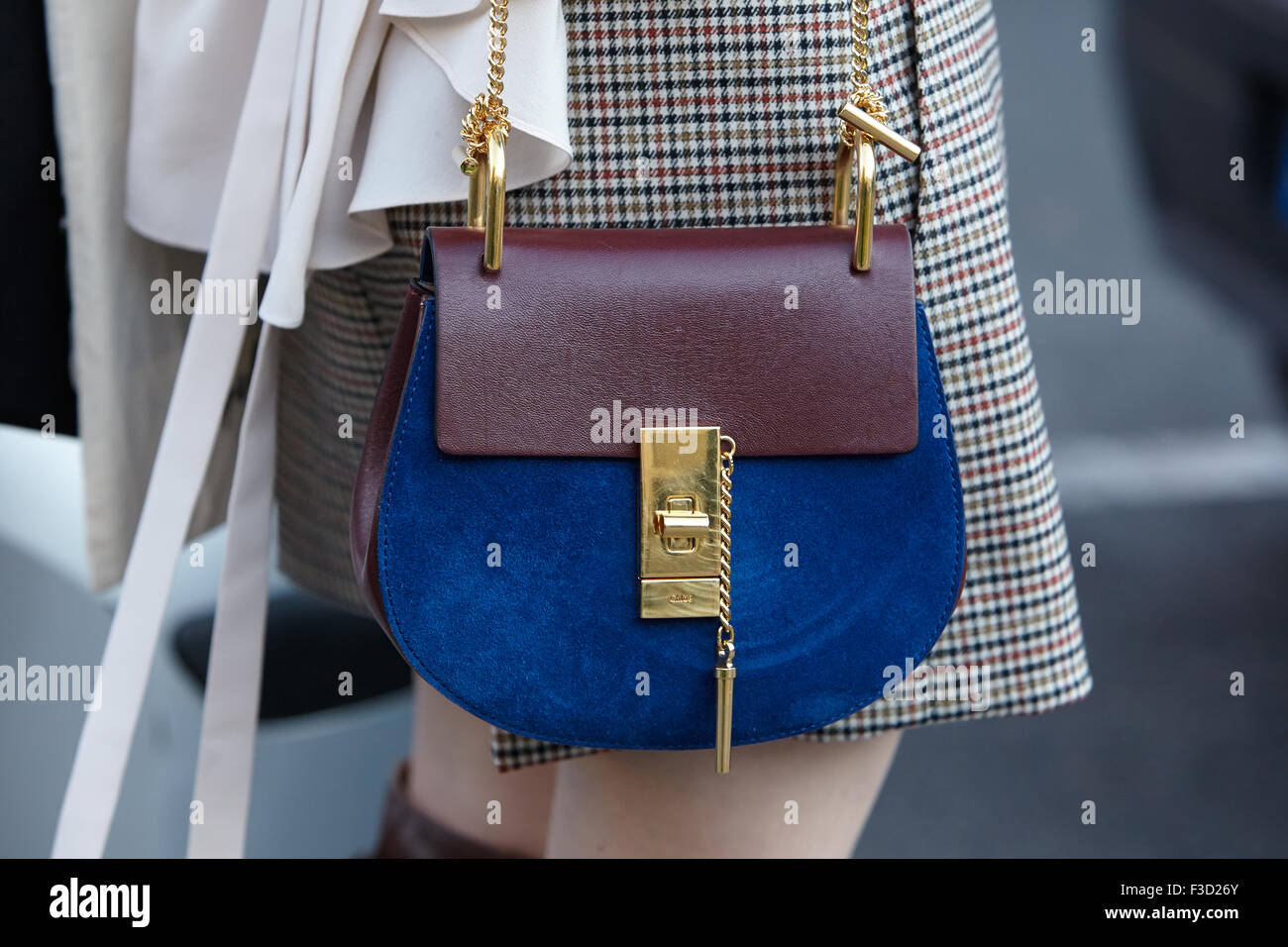 Bolsa antes de Chloe Chloe show, Semana de la moda de París el día 3,  Primavera / Verano 2016 street style Fotografía de stock - Alamy