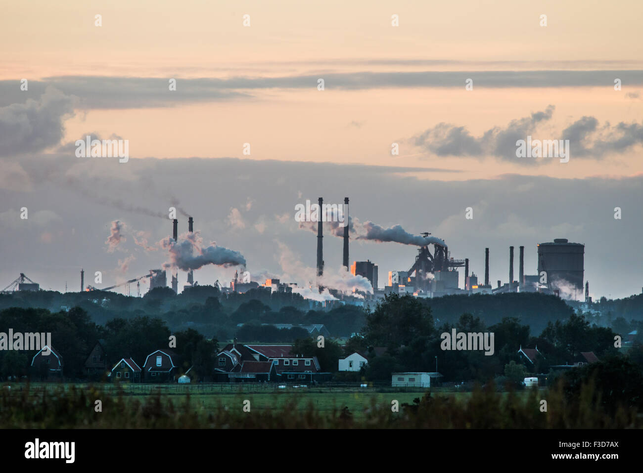 Tata Steel una gran fábrica de acero en IJmuiden en los Países Bajos Foto de stock
