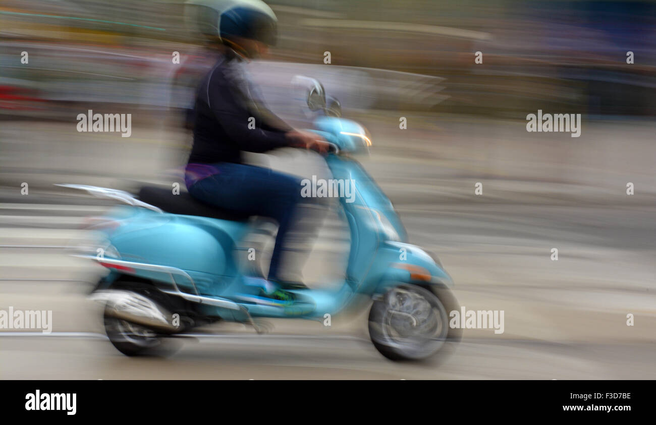Motocicleta en movimiento borrosa Foto de stock