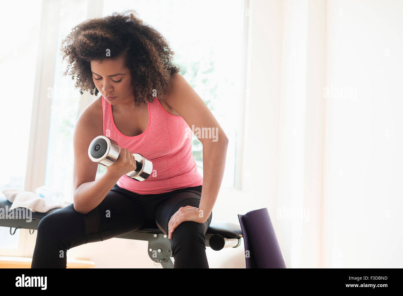 Mujer joven entrenamiento con pesas Foto de stock
