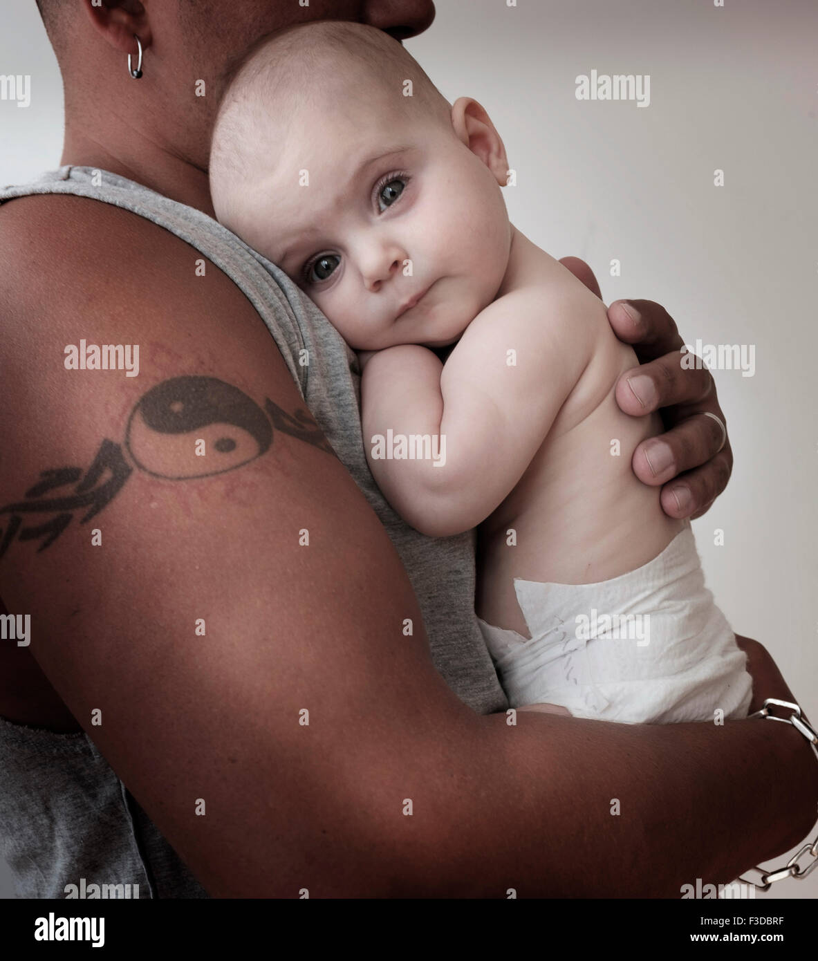 Retrato de niña (2-5 meses) con su padre Foto de stock