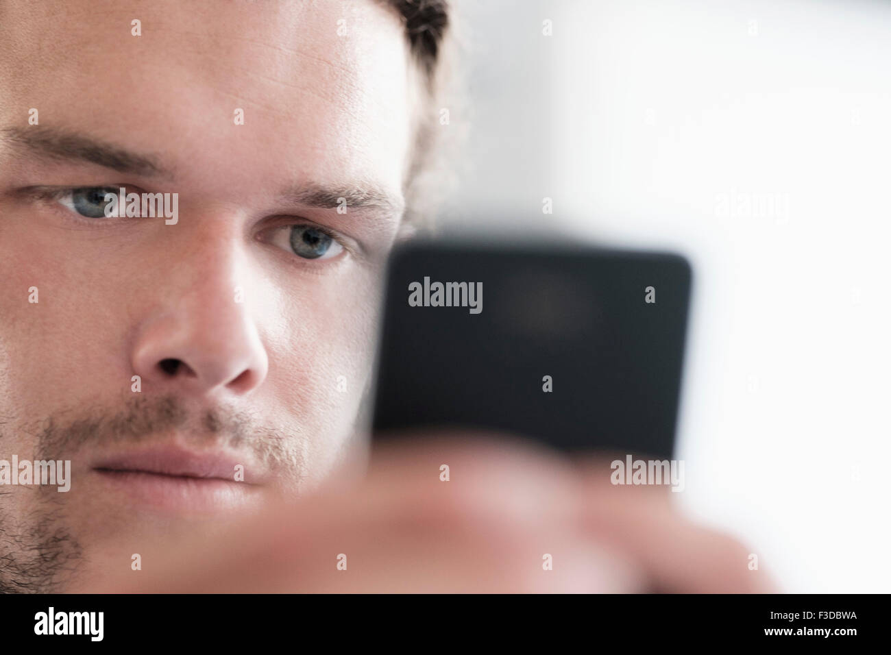 Cerca de la mitad-hombre adulto texting Foto de stock
