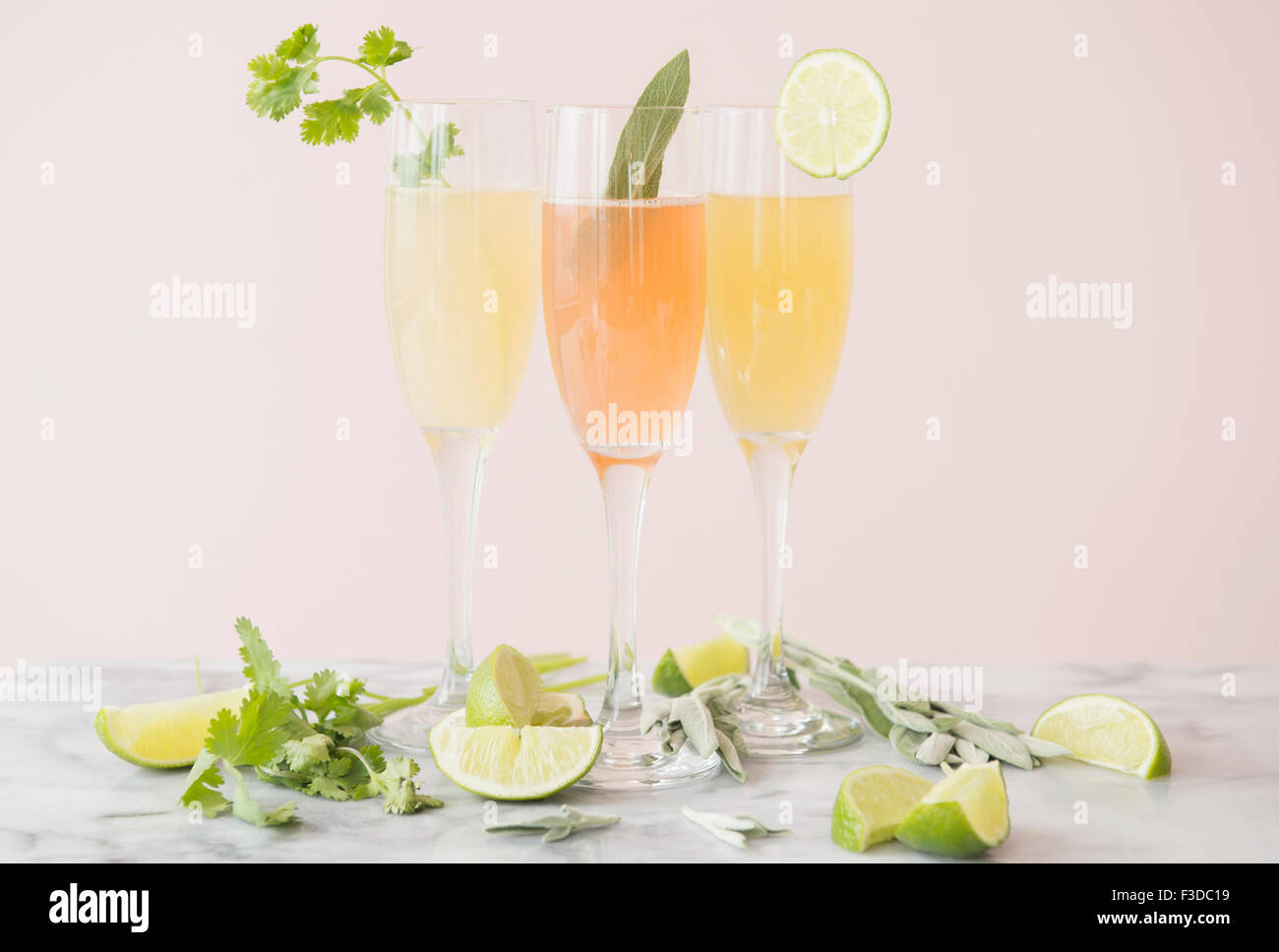 Foto de estudio de refrescantes cócteles Foto de stock