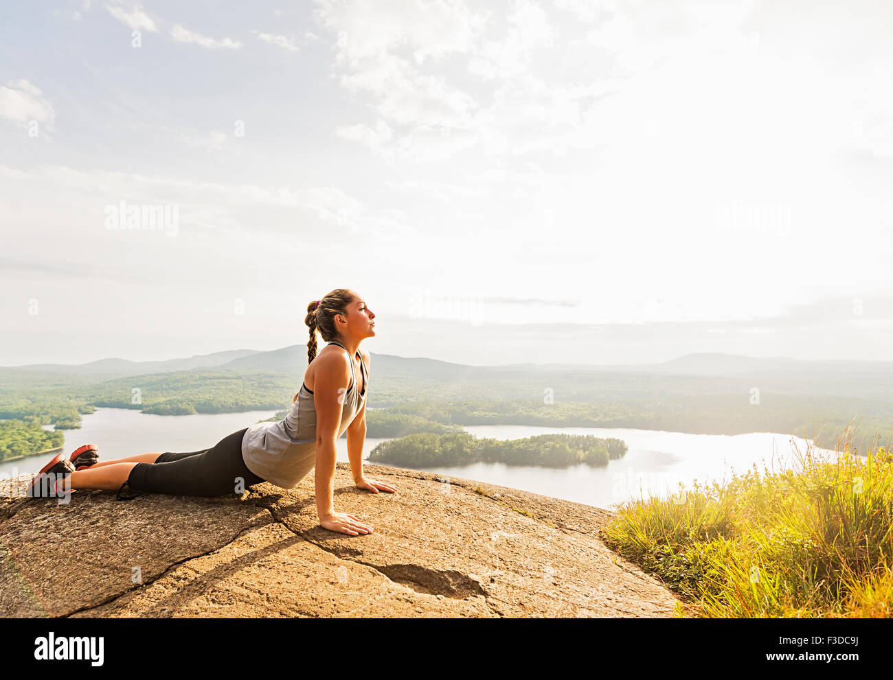 Mujer joven ejercicio outdoor Foto de stock