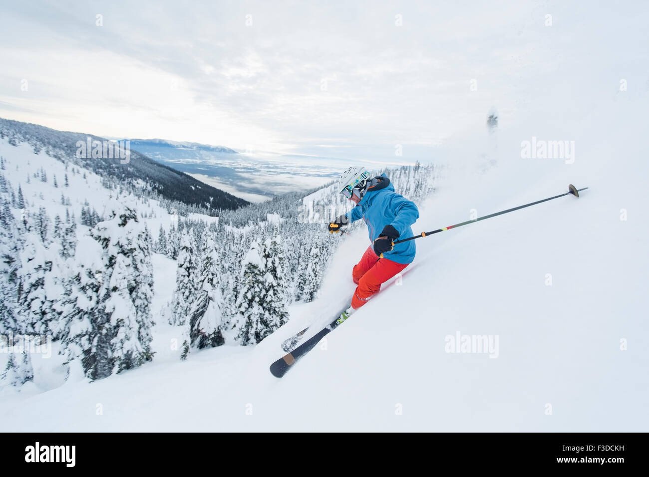 Hombre maduro, la aceleración en la pista de esquí Foto de stock