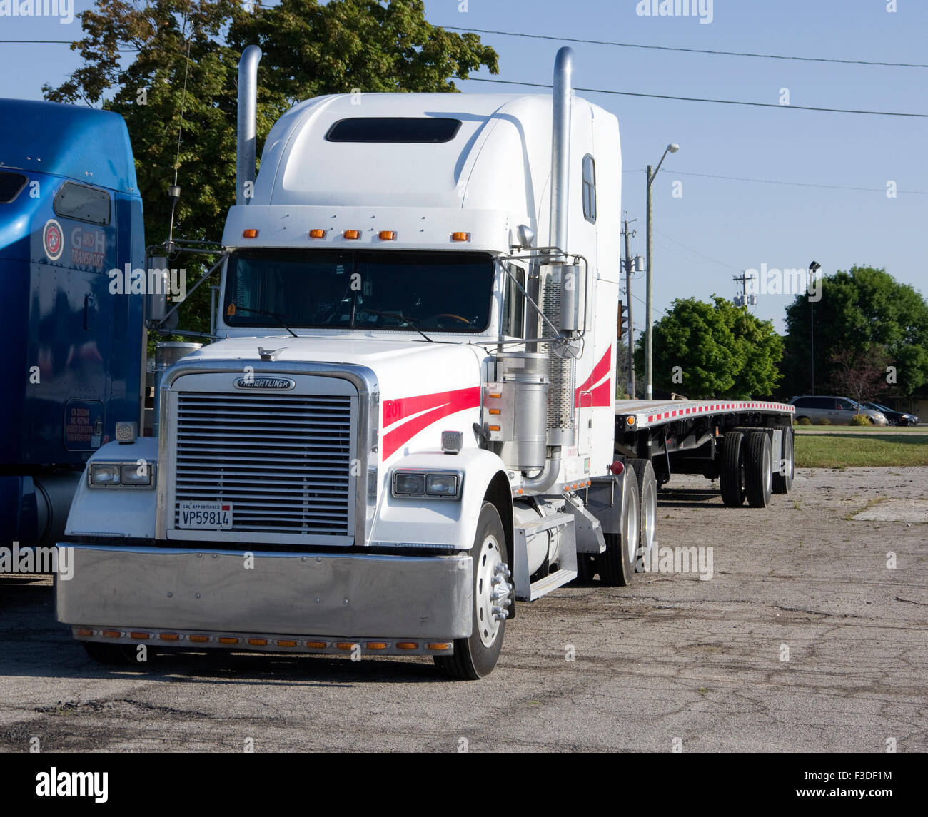 Freightliner semi camión con remolque plano Fotografía de stock - Alamy