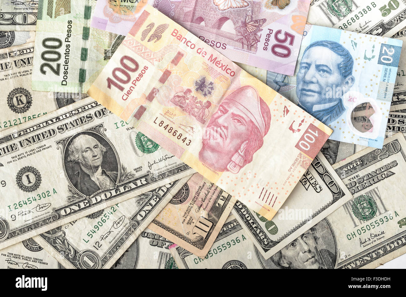 Dólares y Pesos Mexicanos facturas variados antecedentes montón de efectivo  Fotografía de stock - Alamy