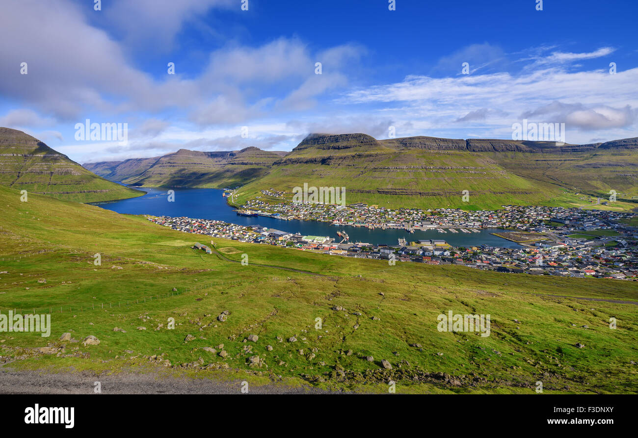 Vista panorámica de la ciudad de Klaksvik en Bordoy isla, Islas Feroe, Dinamarca Foto de stock