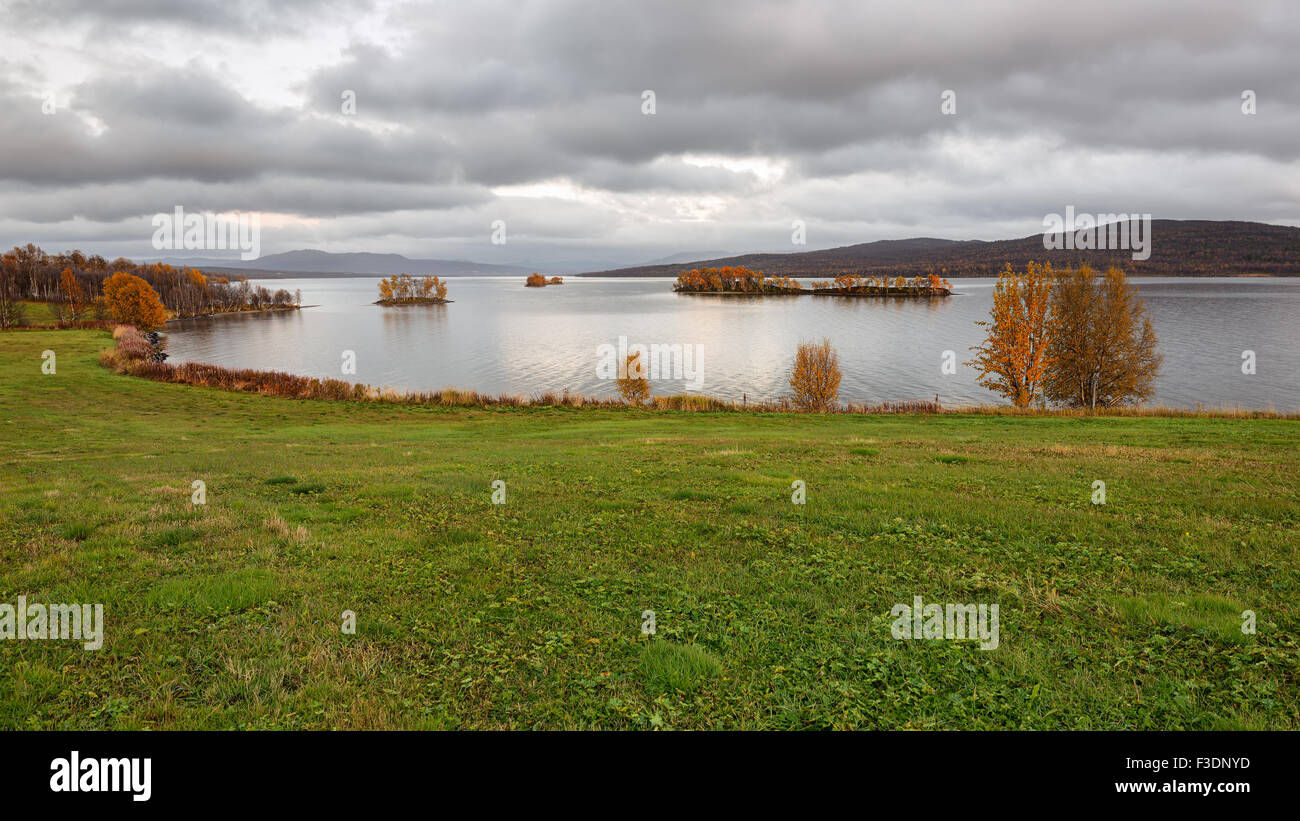 Lago Narsjoen con varias pequeñas islas en el otoño, el condado de Hedmark, Noruega Foto de stock