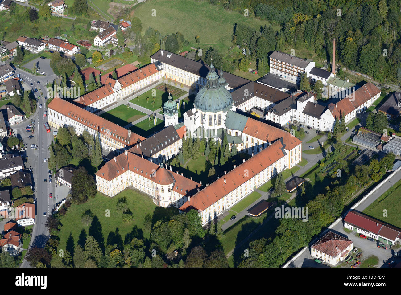 VISTA AÉREA. Abadía benedictina de Ettal en el pueblo del mismo nombre. Baviera, Alemania. Foto de stock
