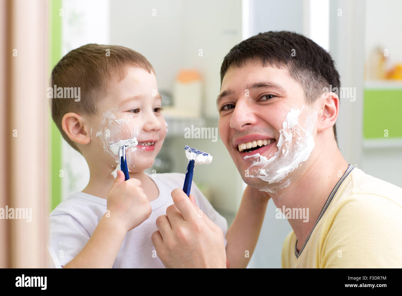 Juguetón, padre e hijo juntos afeitado baño Foto de stock