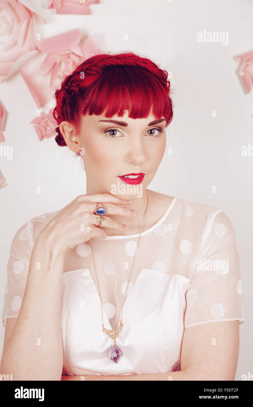 Hermosa Chica pelo rojo romántico en un ajuste de estudio contemporáneo Foto de stock