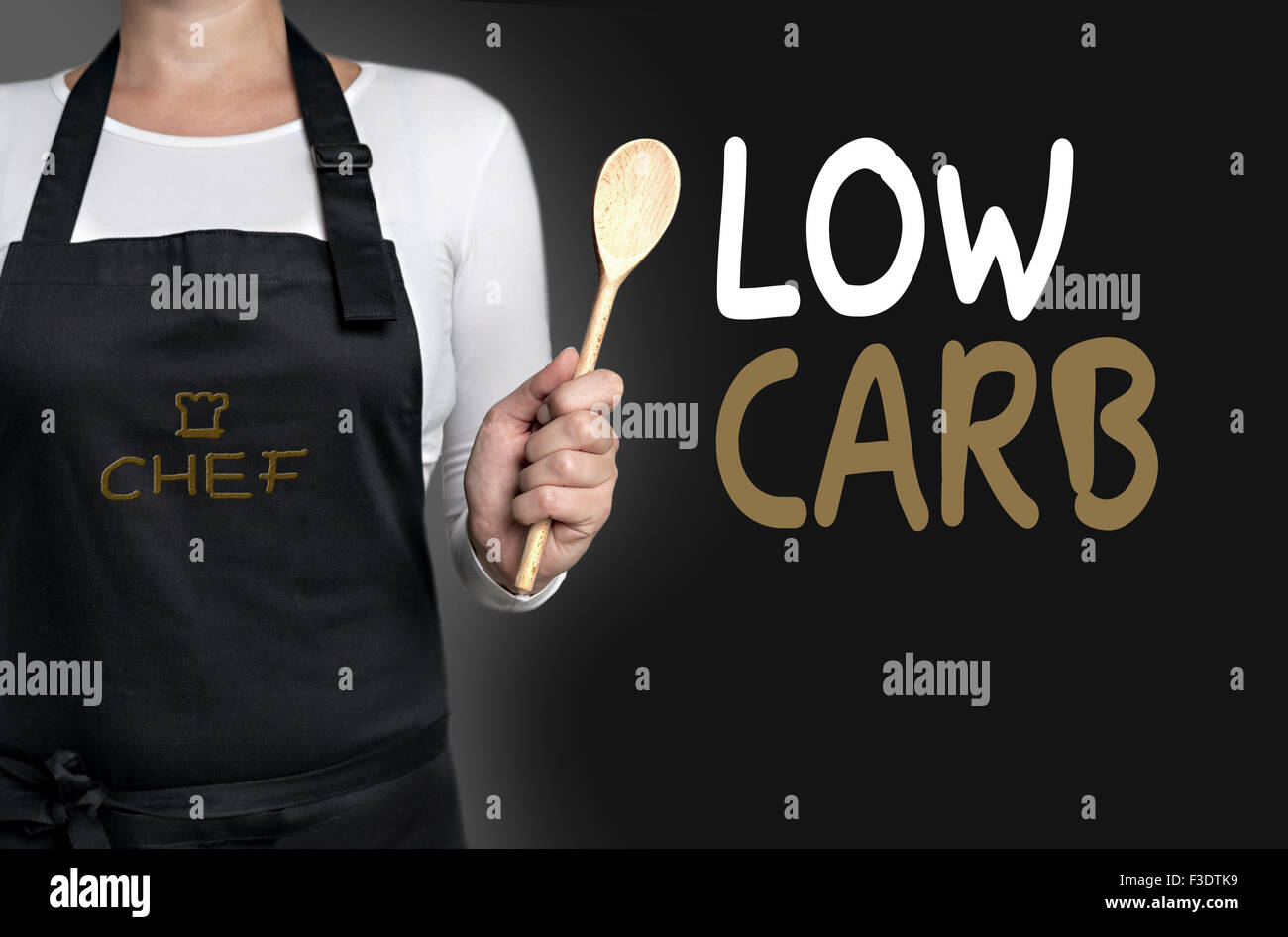 Low Carb cook sujetando una cuchara de madera antecedentes concepto. Foto de stock