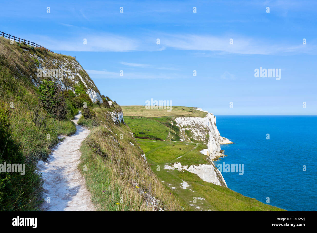 Ruta desde lo alto del acantilado en los acantilados blancos de Dover, Kent, Inglaterra, Reino Unido. Foto de stock