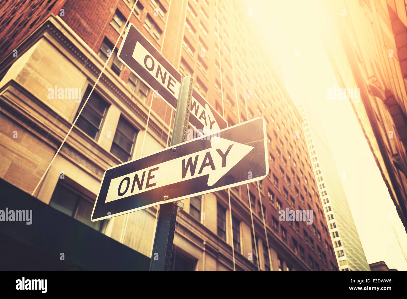 Estilo retro 'one way', signos en las calles de Manhattan, profundidad de campo, Nueva York, Estados Unidos. Foto de stock
