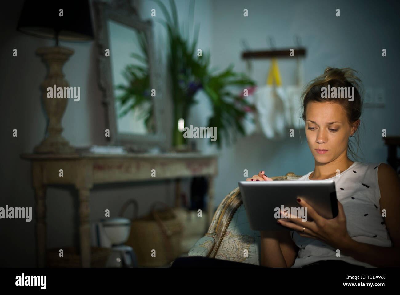 Mujer con tableta digital en casa Foto de stock