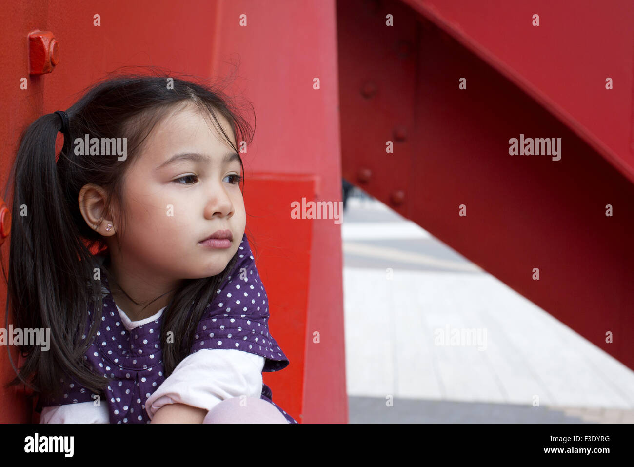 Little girl looking lejos con aspecto de decepción Foto de stock