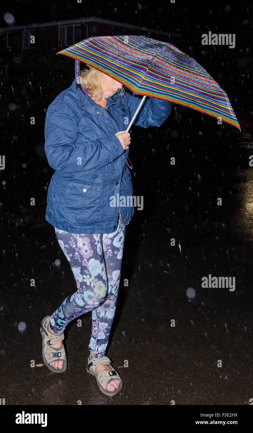 50+ Mujer Sorprendida Con Paraguas Durante El Verano De Lluvia