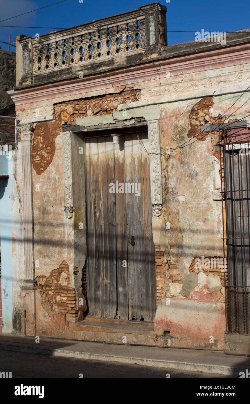 Edificio en ruinas con puerta de madera en Trinidad, una ciudad en el centro de Cuba, ubicado en la provincia de Sancti Spiritus Foto de stock