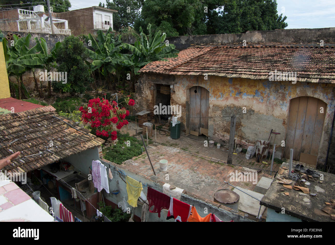 Jardín con ropa colgando en Trinidad, una ciudad en el centro de Cuba, ubicado en la provincia de Sancti Spiritus Foto de stock
