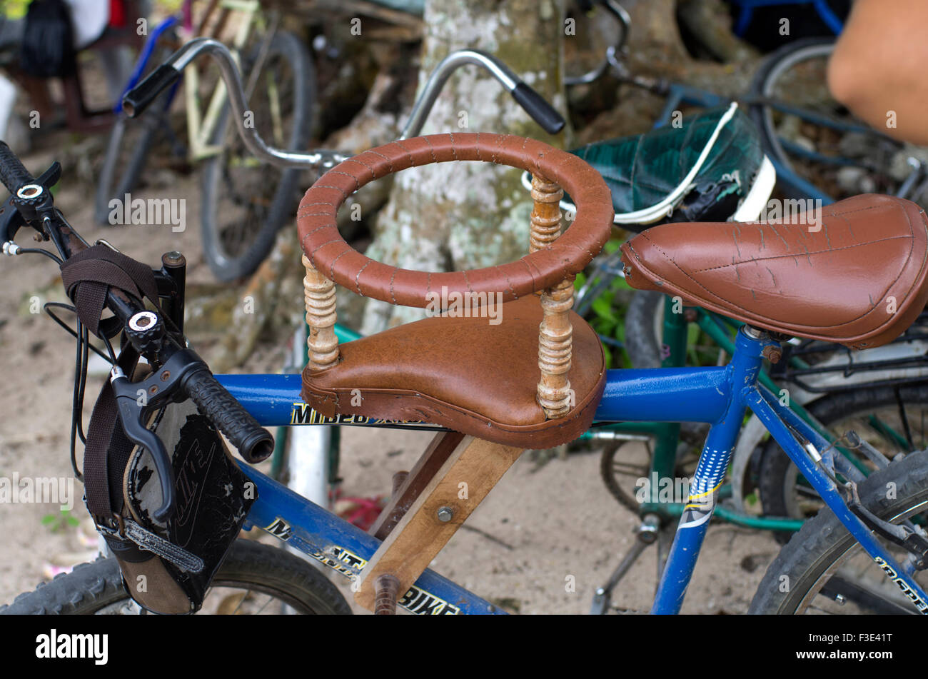 Silla de bebé improvisada bicicleta fotografías e imágenes de alta  resolución - Alamy