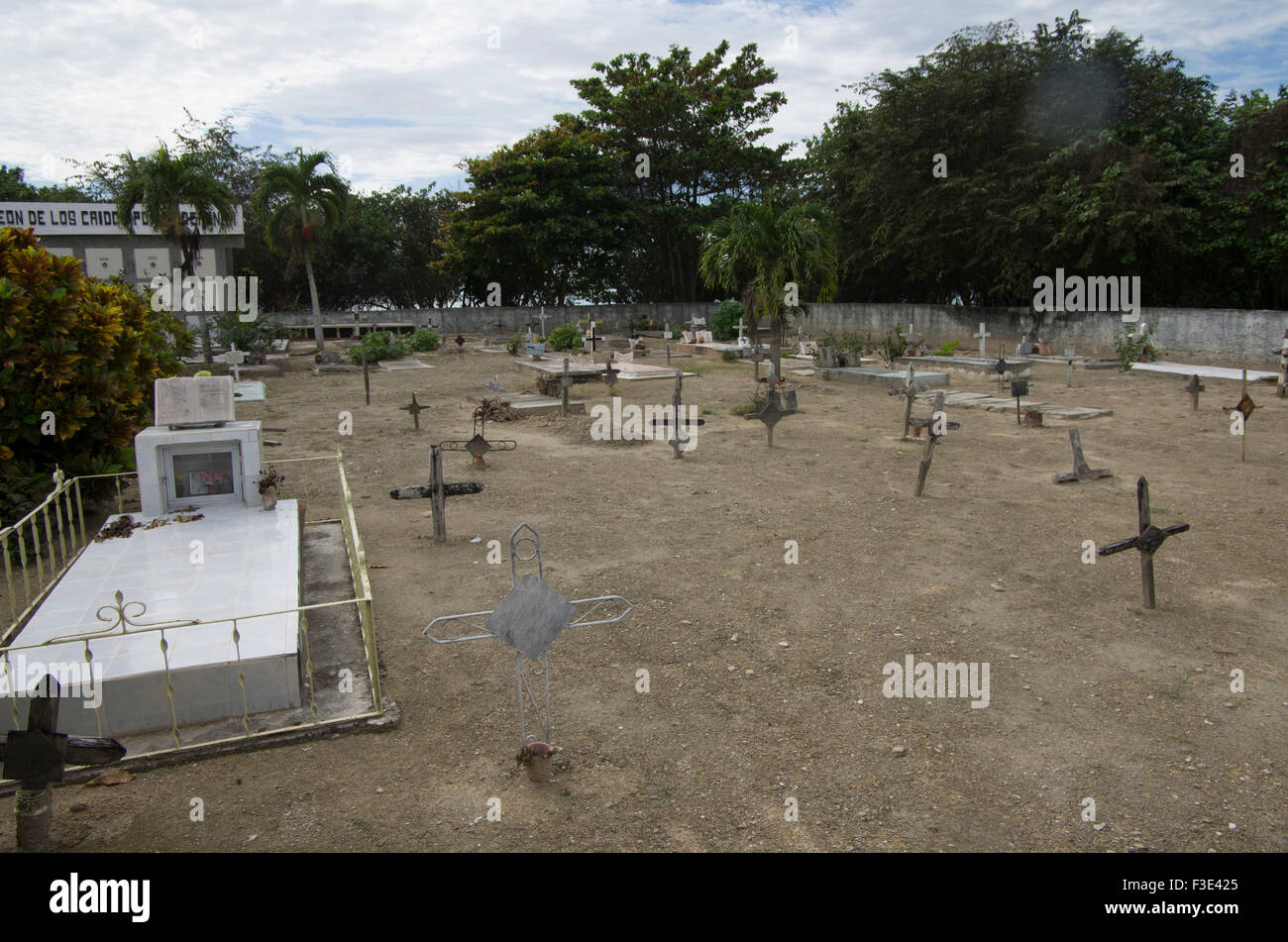 Crucifijos y tumbas en un cementerio fuera de Playa Larga en la isla de  Cuba Fotografía de stock - Alamy