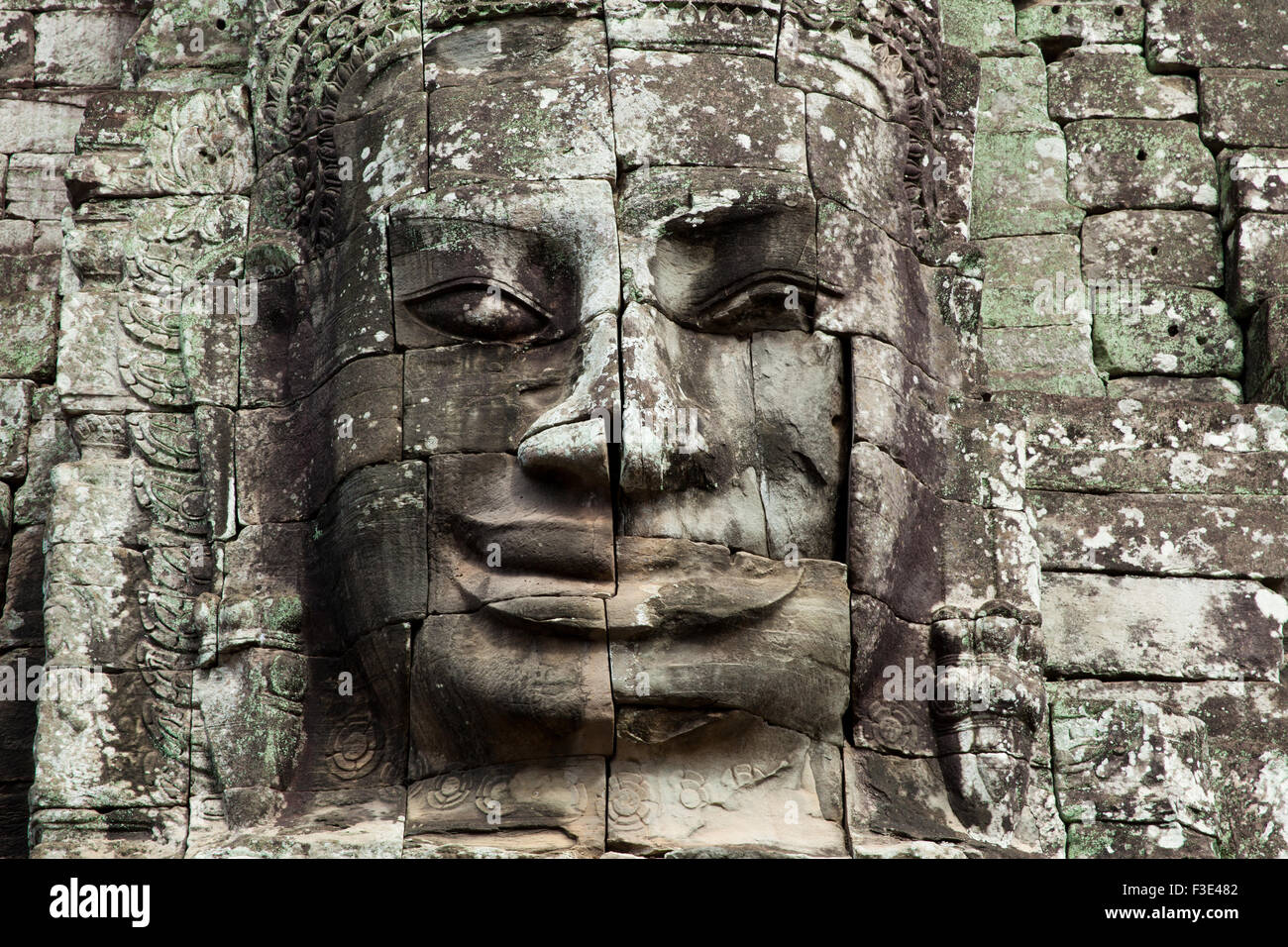 La cara de piedra del rey khmer en la pared del Templo Bayon, Angkor Thom, Siem Reap, Camboya. Foto de stock