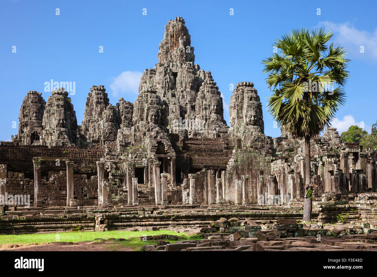 Las ruinas del Templo Bayon con muchos rostros de piedra, el Parque Histórico de Angkor, en Camboya. Foto de stock