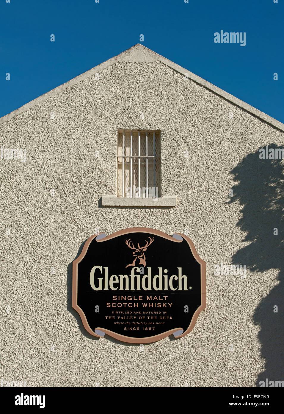 La mundialmente famosa Wm. Grant & Sons Whiskey Distillery en Dufftown en Banffshire Scotland Reino Unido. 10,102 de la SCO. Foto de stock
