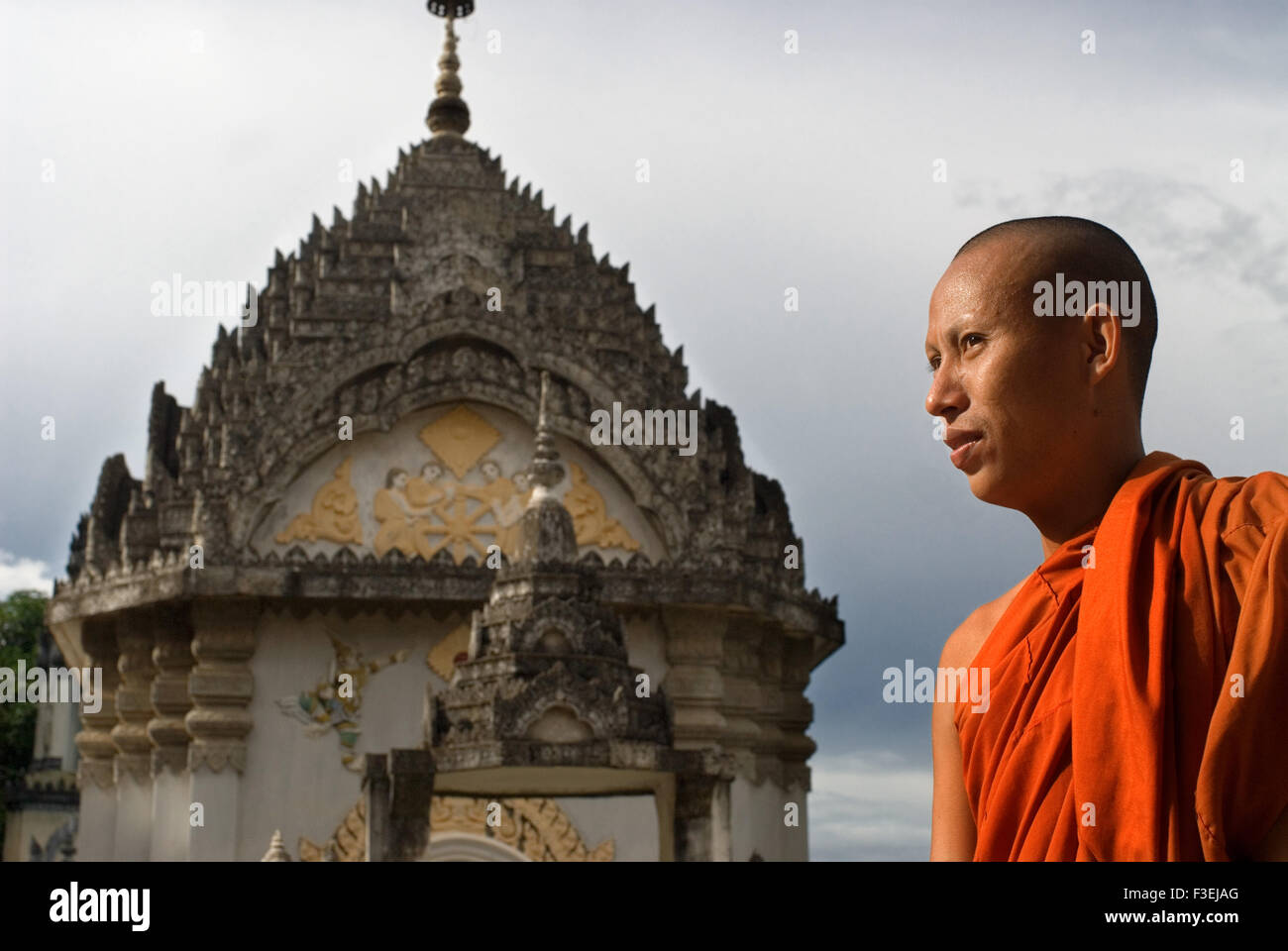 Monje budista en Wat Kandal Battambang. A pesar de ser la segunda ciudad más grande de Camboya, con una población de más de 250.000 personas y Foto de stock