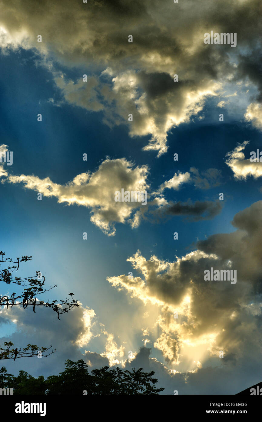 Hermoso cielo azul con nubes y sol Foto de stock