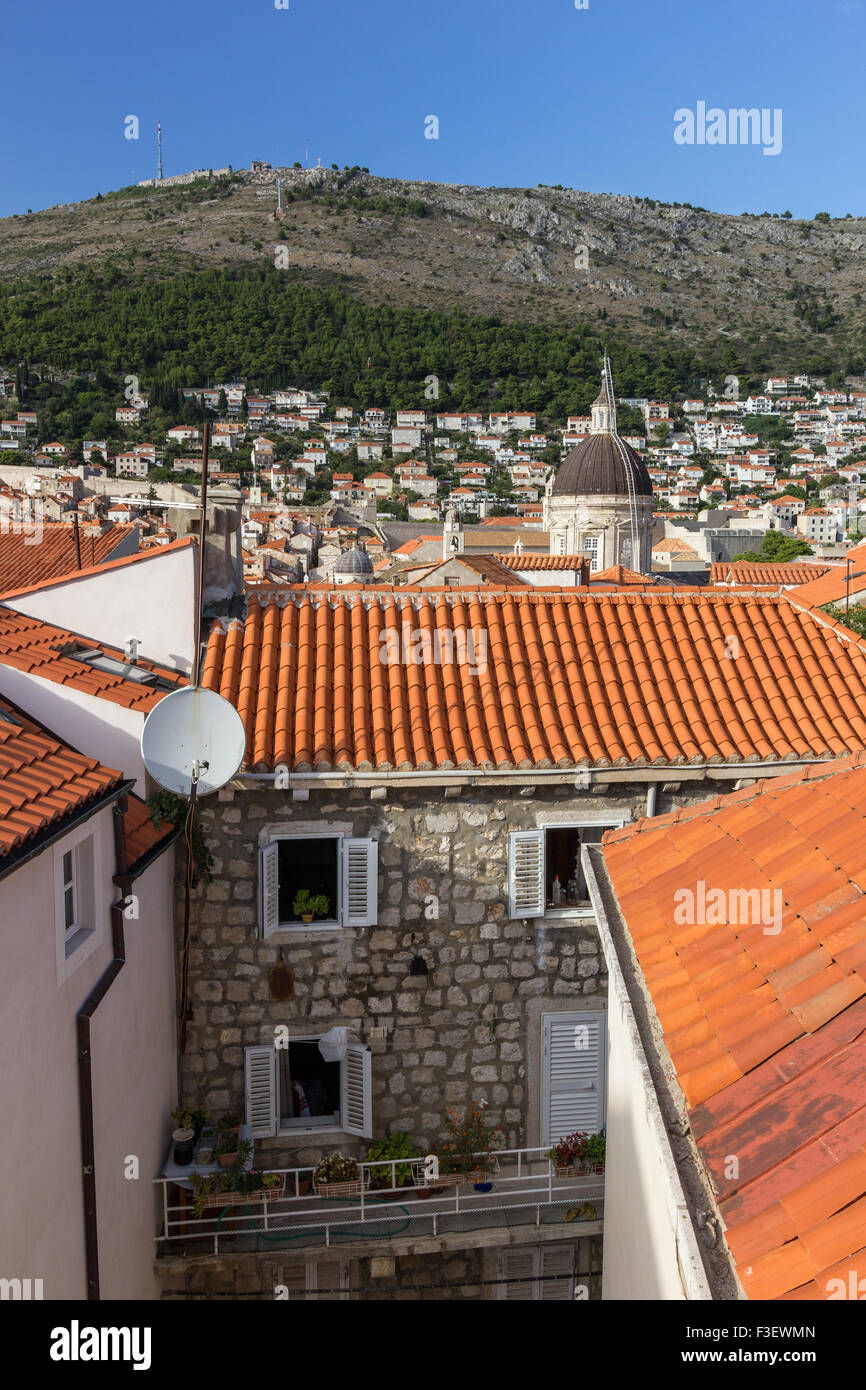 Vista de los edificios residenciales en la Ciudad Vieja y el Monte Srd en Dubrovnik, Croacia. Foto de stock