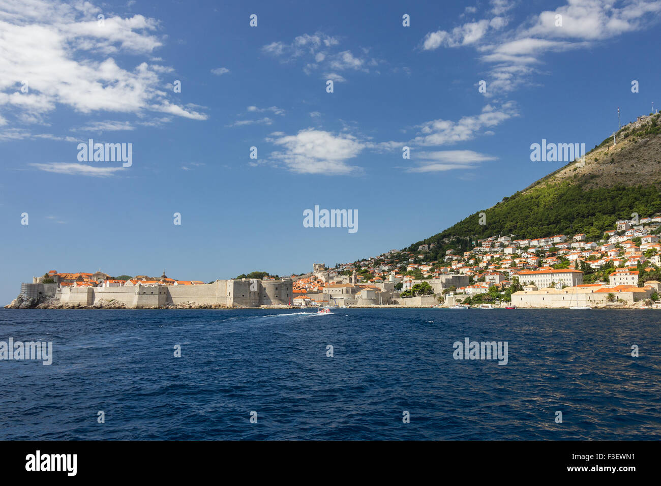 Vista de las murallas de la ciudad, la ciudad de Dubrovnik y monte Srd en Croacia desde el mar. Copie el espacio. Foto de stock