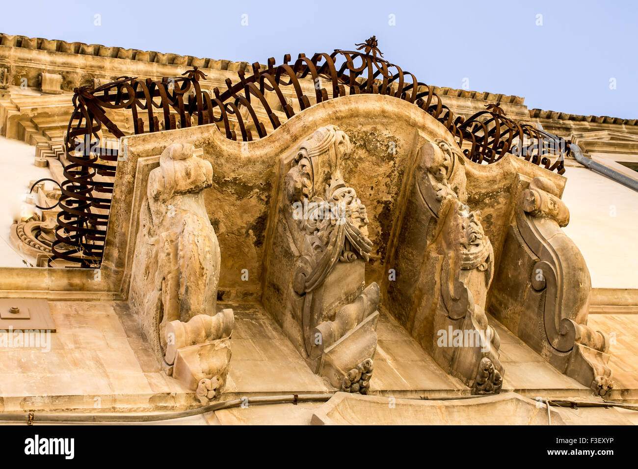 Balcones de estilo barroco tradicional en Scicli, Sicilia. Foto de stock