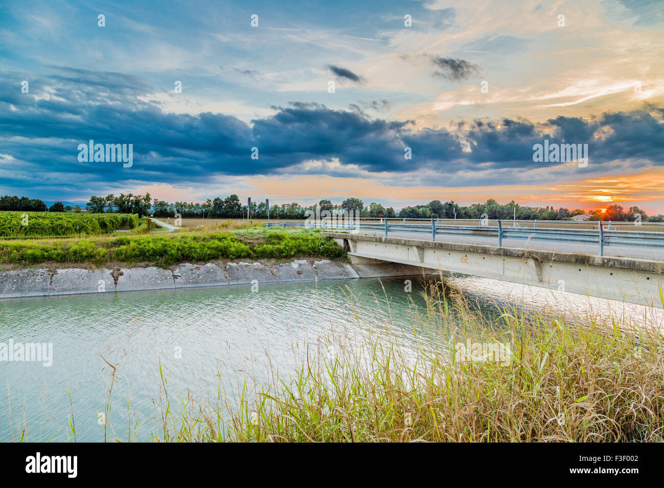 Puente sobre el canal grande desviar agua del río para riego de campos de cultivo Foto de stock