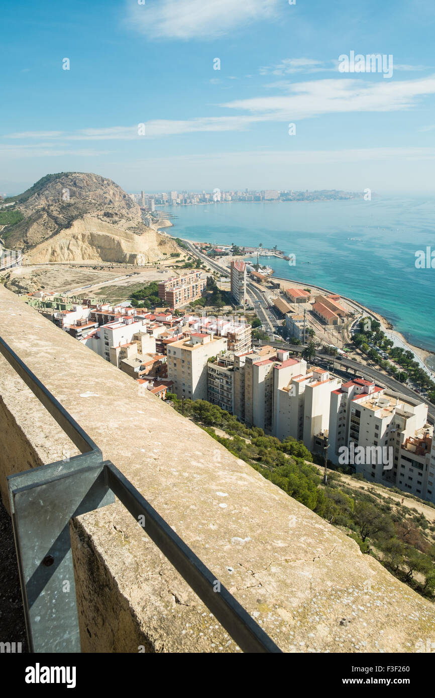 La bahía de Alicante y la ciudad como se ve desde su castillo Fotografía de  stock - Alamy