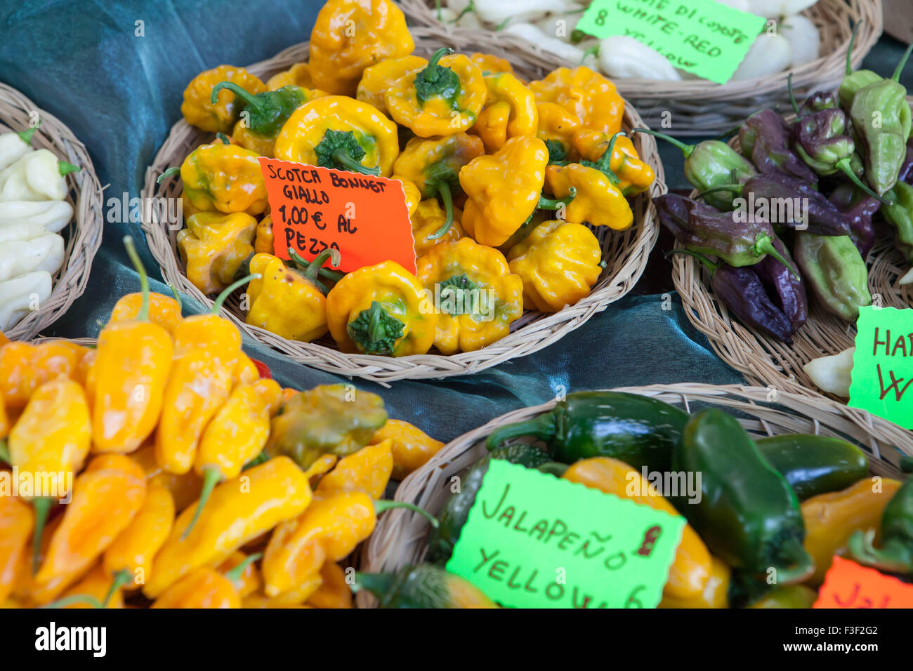 Pimentones Redondos Rellenos seleccionados a la venta en un mercado de agricultores italianos Foto de stock