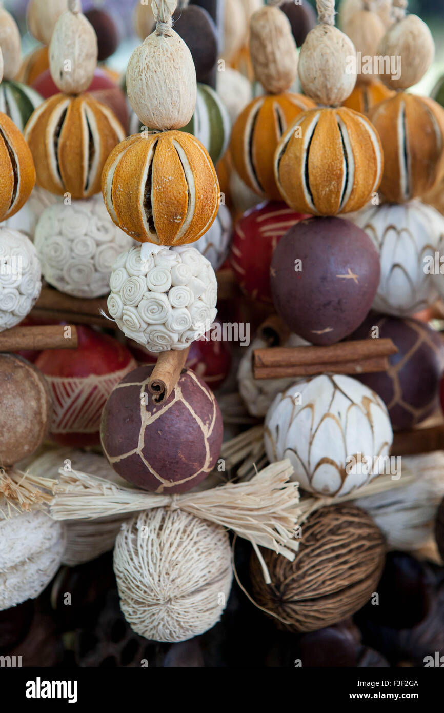 Cadenas decorativas de frutos secos y semillas en la exhibición en un  mercado de agricultores italianos Fotografía de stock - Alamy