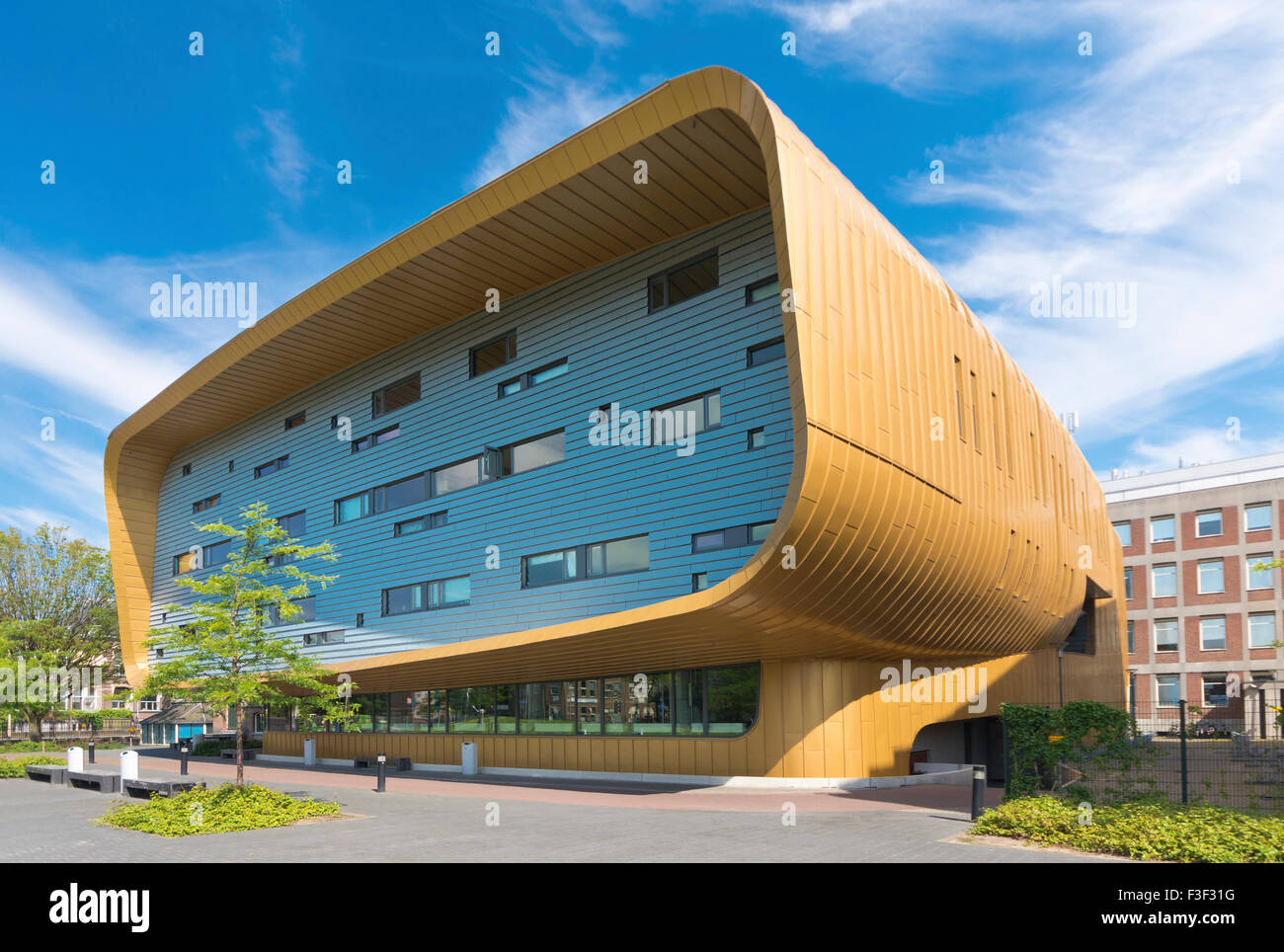 GRONINGEN, Holanda - Agosto 22, 2015: el exterior del centro de formación del UMCG, del centro médico universitario groninge Foto de stock
