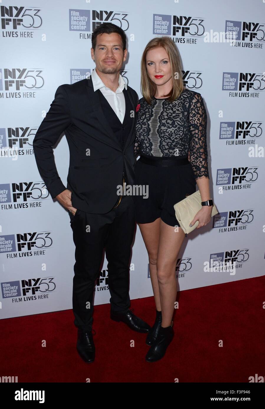 Nueva York, NY, EUA. 6 Oct, 2015. John Palladino, Catherine Palladino en la terminal de llegadas para el experimentador estreno en el 53º Festival de Cine de Nueva York (NYFF), Alice Tully Hall en el Lincoln Center, New York, NY, 6 de octubre, 2015. Crédito: Derek tormenta/Everett Collection/Alamy Live News Foto de stock