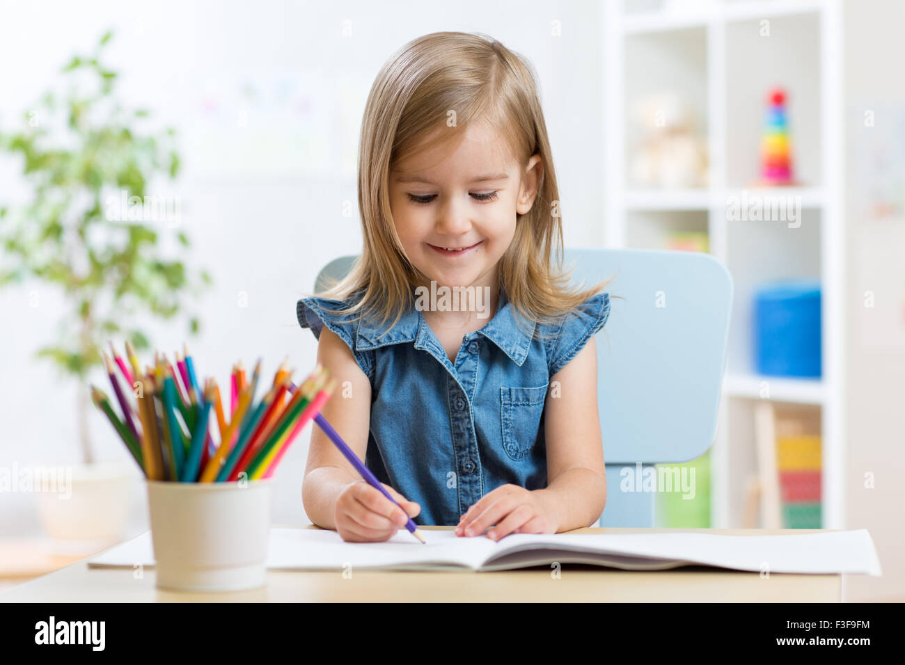 Retrato de muchacha encantadora de dibujo con lápices de colores Foto de stock