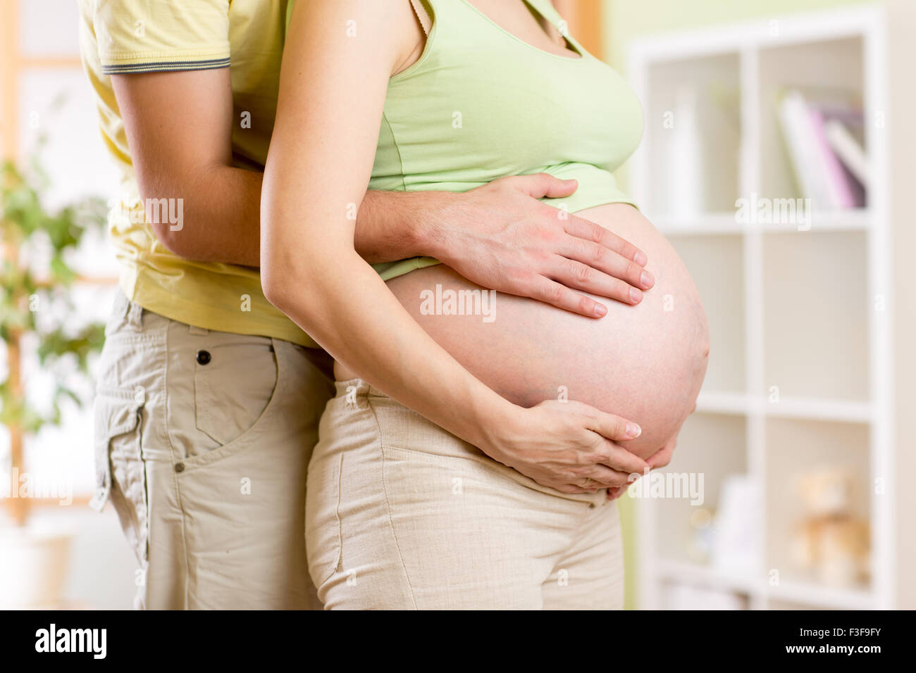 Mama Y Papa Con Las Manos De Bebe Fotografia De Stock Alamy