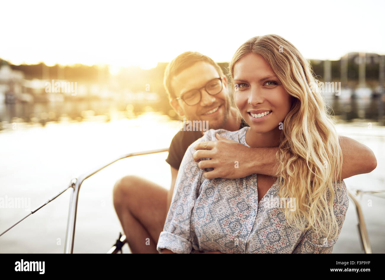 Pareja joven en amor sentado afuera en un día caluroso de verano Foto de stock