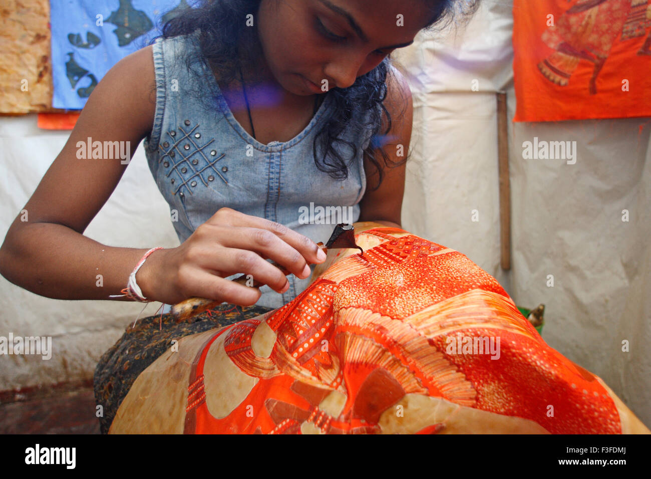Batik ; un método (originalmente utilizado en java) de producir diseños coloridos textiles por la tintura ellos la ciudad de Kandy Sri Lank Foto de stock