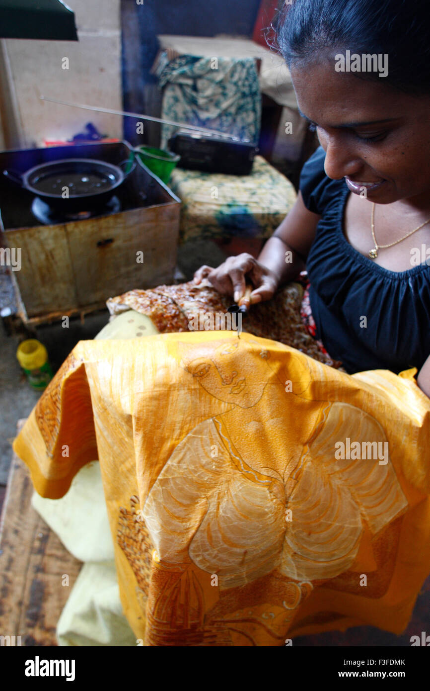 Batik ; un método (originalmente utilizado en java) de producir diseños coloridos textiles tintura ellos la ciudad de Kandy Sri Lanka Foto de stock