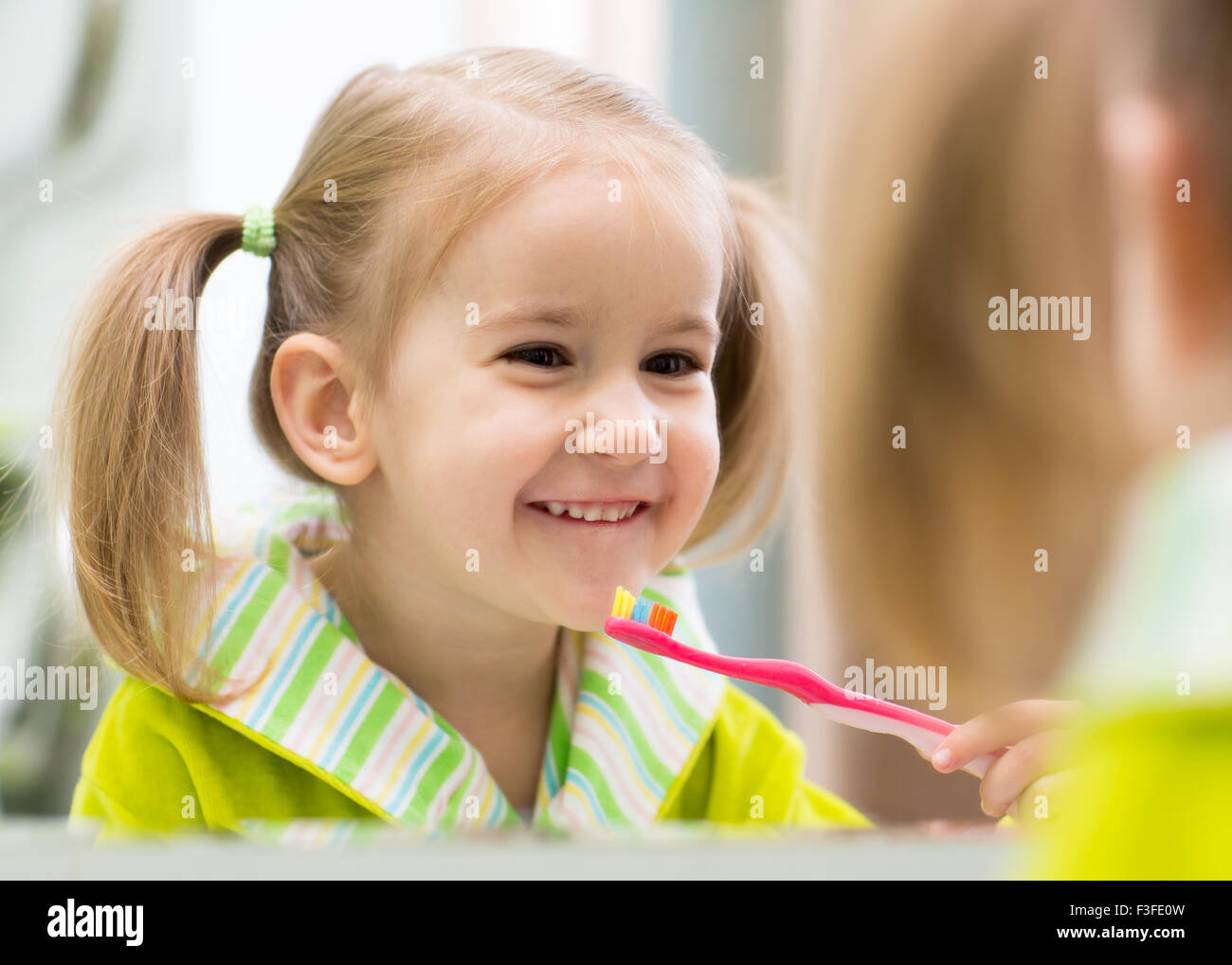 Chico Chica Cepillarse Los Dientes En El Baño Fotografía De Stock Alamy 