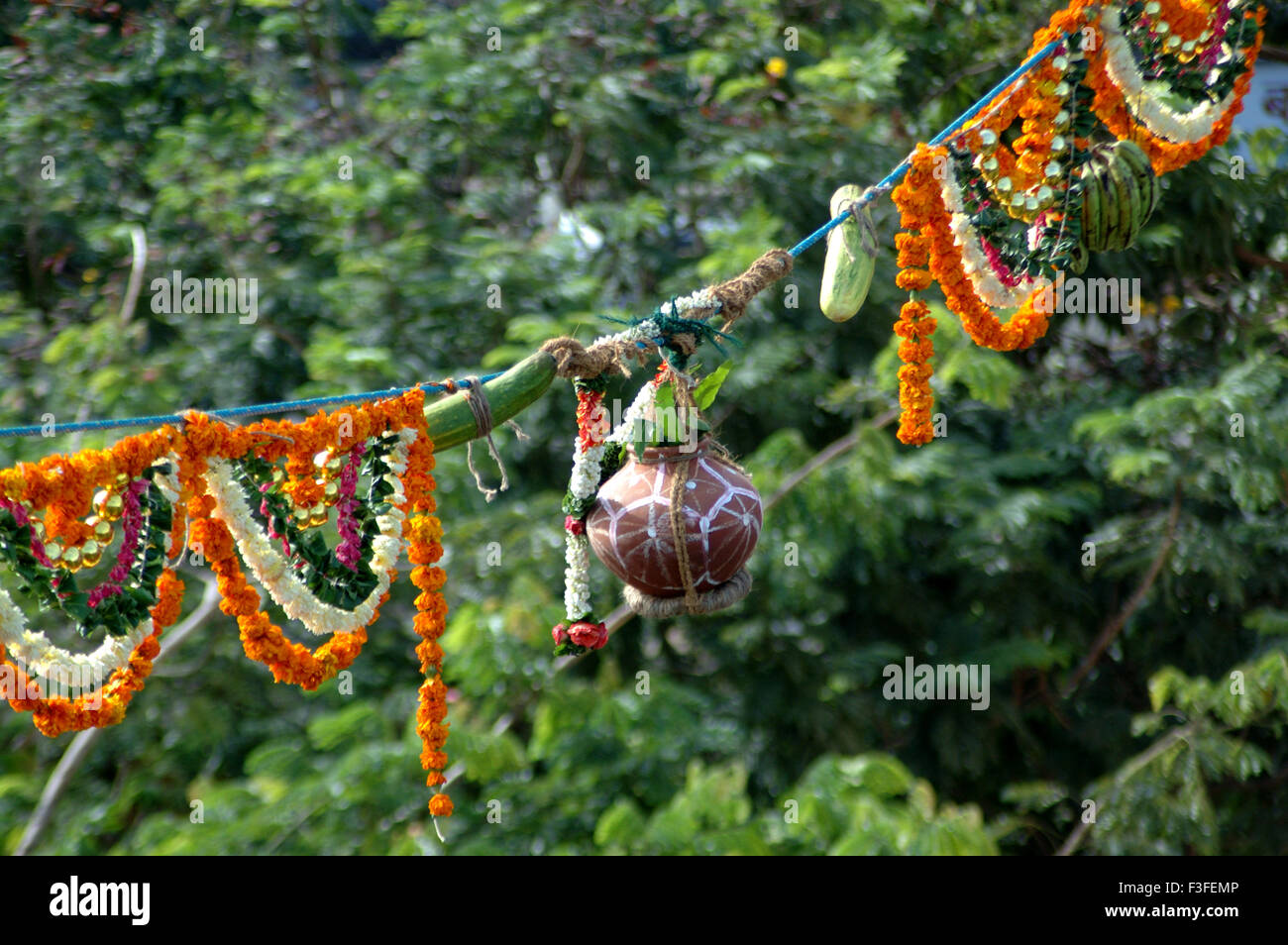 Dahi Hundi ahorcado alto ; Janmashtami janmashtami gokul ashtami govinda Festival ; ; ; maharashtra Bombay Bombay india Foto de stock